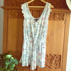 White floral & lace romper 🌸